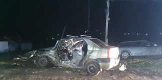 FOTO Tânărul rănit în accidentul de la Tănăsoaia, extras din mașină de pompieri și transportat la Spitalul Județean din Focșani