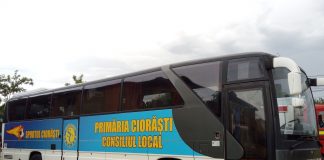 Locuitorii din Ciorăști, transportați cu autocarul primăriei la centrele de vaccinare