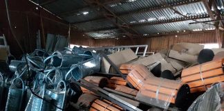 FOTO Câteva sute de coșuri de gunoi, găsite într-un depozit din Adjud