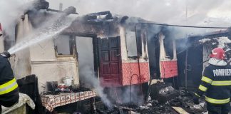 FOTO Un nonagenar a suferit arsuri în urma unui incendiu care i-a cuprins casa