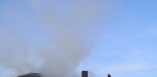 Pompierii s-au luptat 3 ore cu flăcările, la Urechești, din cauza unui coș de fum neizolat și a materialelor combustibile