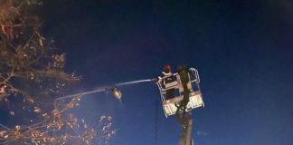 O lampă de iluminat public a luat foc în Focșani. Pompierii au salvat un autoturism de la incendiere