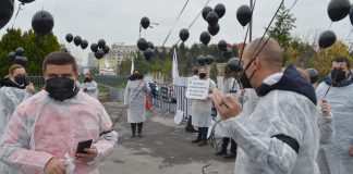 Sindicaliștii Sanitas pichetează sediile prefecturilor, nemulțumiți de înghețarea salariilor din sistemul bugetar