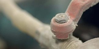 VIDEO Pierderi de apă în rețeaua comunei Păunești. Sunt posibile avarii la țevile din casele nelocuite din comună