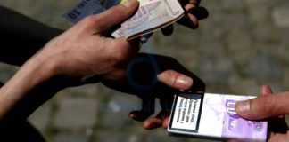 Țigări de contrabandă, descoperite de poliţişti asupra unei femei, pe o stradă din Adjud