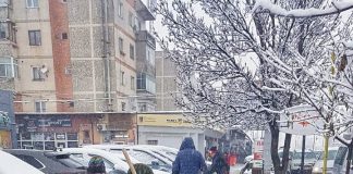 FOTO Adjudenii care primesc ajutor social au curățat trotuarele de zăpadă și gheață