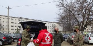 FOTO Militarii au împărțit produse de protecție sanitară și igienă personală mai multor vrânceni aflați în situații dificile