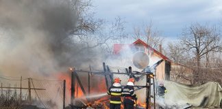 FOTO Rulotă care ținea drept post de pază, făcută scrum la Câmpineanca