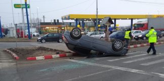 O șoferiță de 18 ani, rănită după ce s-a răsturnat cu mașina la intrarea în Focșani