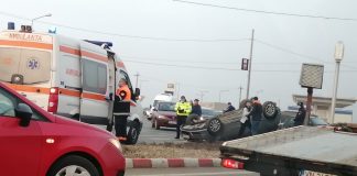 FOTO Mașină răsturnată pe E85, în sensul giratoriu de la intersecția cu Strada Cuza Vodă