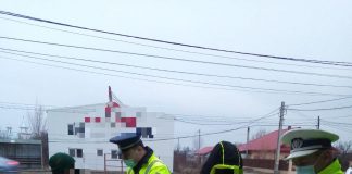 FOTO Bicicliștii, mopediștii, pietonii și căruțașii au primit veste reflectorizante de la polițiști