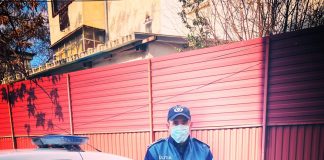 Ce face un polițist când găsește un portofel plin cu bani pe stradă