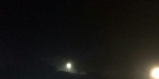 Polițiștii au ajutat cadrele medicale să transporte un bărbat cu arsuri, cu targa, până la ambulanță