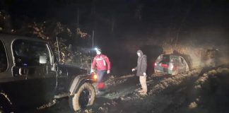 FOTO Cei doi tineri rătăciți în pădure au fost scoși din noroi cu autoturismul 4×4 al Salvamont Vrancea