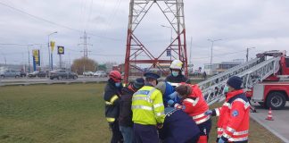 Echipa de intervenție care a salvat bărbatul urcat pe stâlpul de înaltă tensiune, felicitată de Corpul Național al Polițiștilor