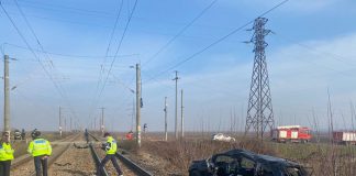 Autoturism lovit de tren în Vrancea. Șoferul mașinii a murit