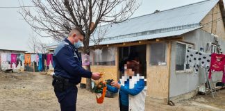 FOTO O femeie care-și crește singură cei patru nepoți, vizitată de polițiști veniți cu daruri