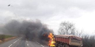 ULTIMA ORĂ VIDEO Camion în flăcări pe E85