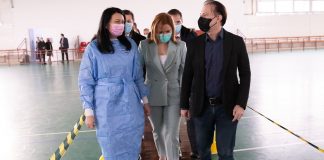 Florin Cîțu: ”Trebuie să respectăm regulile ca să menținem pandemia sub control.” Premierul a vizitat Centrul de vaccinare de la Suraia