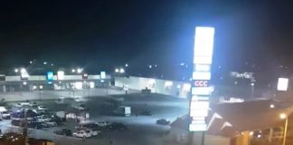 VIDEO S-a protestat și marți seară în Focșani. Mașinile s-au învârtit minute bune în sensul giratoriu de la Kaufland-Brăilei