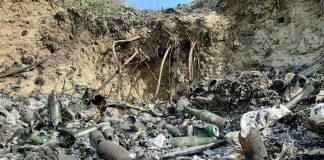 FOTO-VIDEO Gunoaie depozitate și arse pe un teren din Obrejița