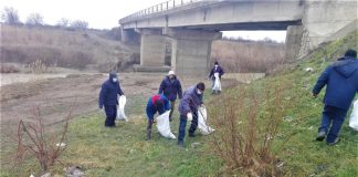 FOTO Angajații SGA Vrancea au adunat gunoaiele din albiile râurilor din județ