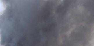 ULTIMA ORĂ Incendiu la o hală cu utilaje în Păunești