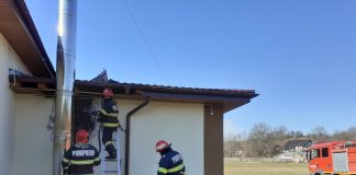 VIDEO Un coș de fum neizolat a provocat incendiul de la anexa școlii din Mera. Pagubele au fost minime