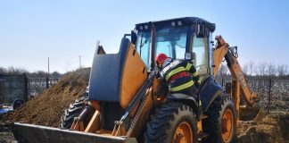 Un buldoexcavator s-a aprins de la un scurtcircuit electric