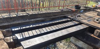 FOTO Se lucrează la pasarela peste calea ferată de la Căiata. Traficul rutier este deviat pe altă rută, până vineri