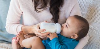 Părinții de copii mici vor putea angaja o bonă pentru a se întoarce mai devreme la serviciu