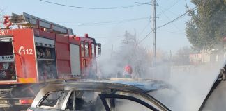O mașină a luat foc la Golești