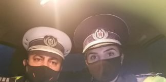 VIDEO Doi polițiști din Vîrteșcoiu, care au salvat un om căzut pe marginea drumului, felicitați de colegii din Poliția Română