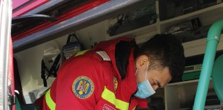 O femeie în stare gravă, salvată azi la Lepșa de paramedicii care evacuau apa dintr-o locuință