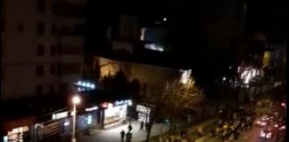 Sancțiuni în urma protestelor de aseară: peste 60 de persoane erau pe stradă după ora 22:00, o persoană avea două sticle incendiare