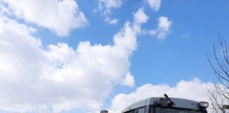 La volanul unui tractor cu remorcă, fără permis corespunzător