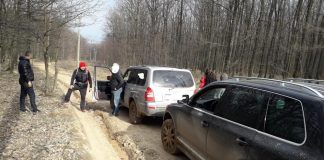 Familie cu doi copii, rămasă cu mașina împotmolită aproape de Mănăstirea Tarnița. Salvamontiștii au intervenit