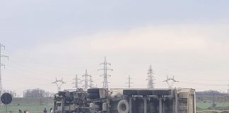 VIDEO Trafic blocat pe E85, la Mărășești, din cauza unui tir răsturnat pe carosabil