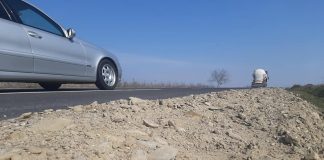 FOTO-VIDEO Pietrele și bolovanii de pe marginea drumului european 85, un pericol pentru șoferi