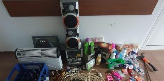 Trei persoane, printre care doi minori, cercetate pentru furt dintr-un magazin din Vânători