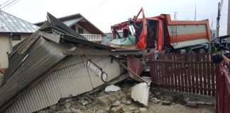 VIDEO-FOTO Un camion de Vrancea a distrus un gard și un garaj în Buzău