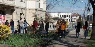 Focșănenii au stat la coadă pentru bilete la teatru