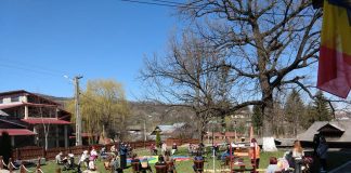 VIDEO Cărți, jocuri, educație, bună dispoziție și respect. Aplauze de la copiii din Năruja pentru cadrele medicale, de Ziua Mondială a Sănătății