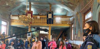 FOTO Acolo unde oamenii merg să se roage, polițiștii au mers să aducă un plus de siguranță