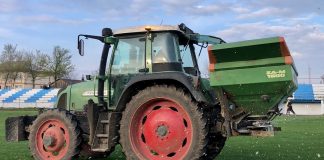 FOTO Lucrări la gazonul stadionului din Adjud