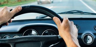 Copil, prins noaptea la volan în parcarea unui supermarket