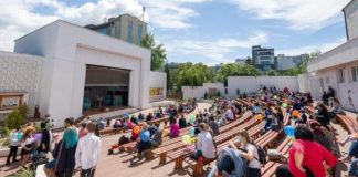 Evenimente în aer liber cu 300 sau 500 spectatori, cu adeverință de vaccinare sau test negativ. Scenariile Ministerului Culturii