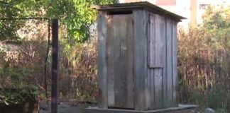 Doi copii din Gologanu au căzut în WC-ul din curte