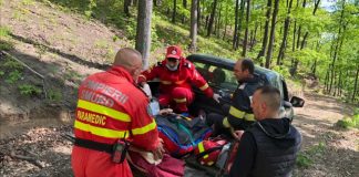 VIDEO Un bărbat s-a răsturnat cu ATV-ul în pădure. El a fost salvat de localnici, pompieri și salvamontiști