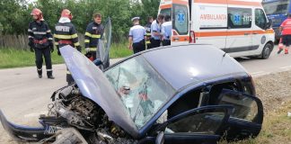 FOTO Pompierii au intervenit pentru descarcerarea unei persoane după ce o mașină a intrat într-un cap de pod